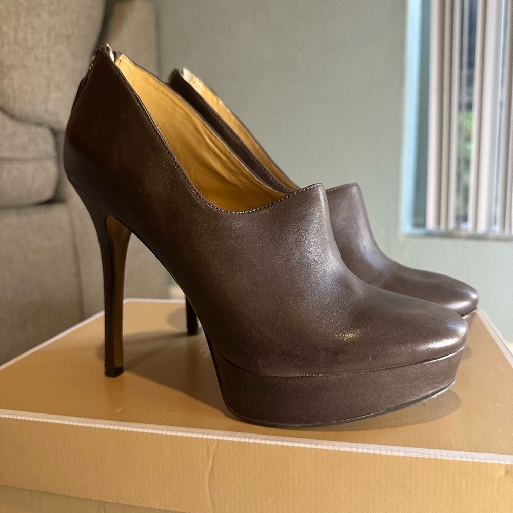 Nine West, size 8, leather upper